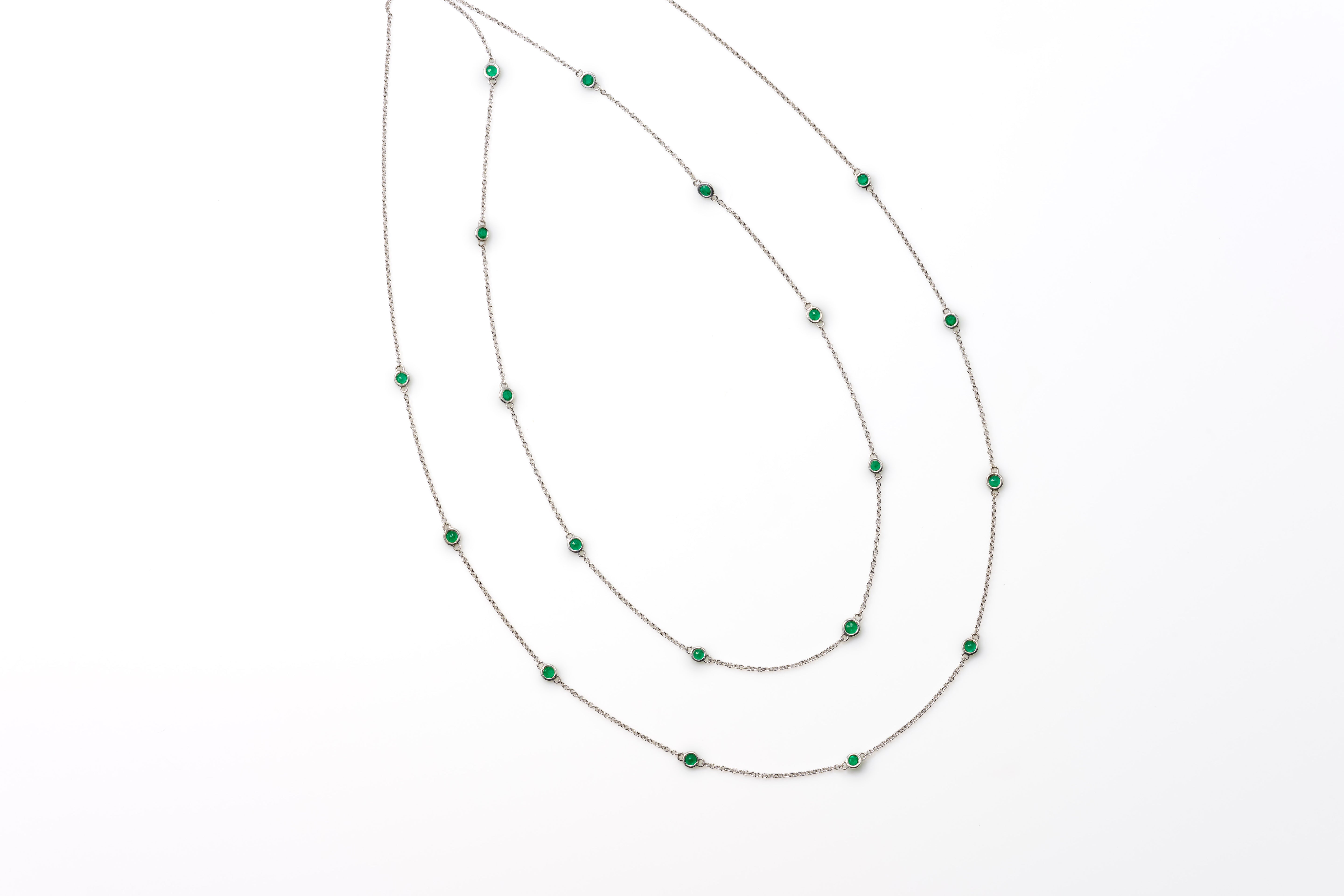 Necklace with rim-set round emeralds